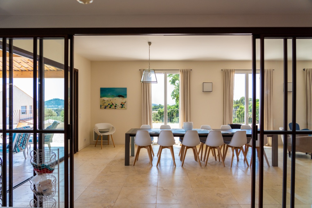 grande table vue de la cuisine