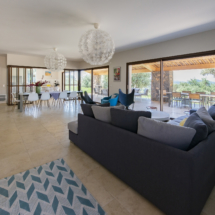 Salon bas de la villa des Tarentes Vue d'ensemble du salon bas